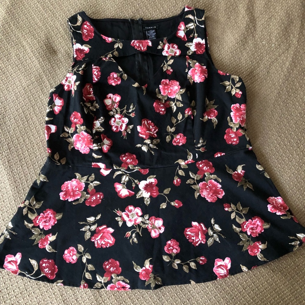 Key-hole, choker cut floral blouse